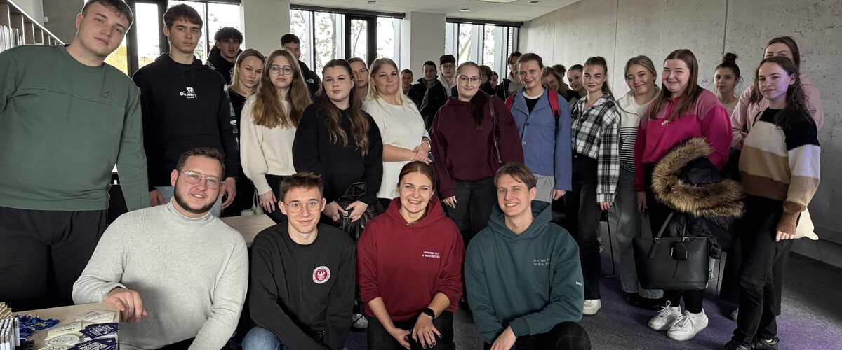 Zdjęcie grupowe studentów