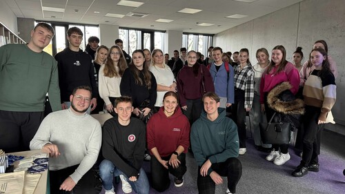 Zdjęcie grupowe studentów